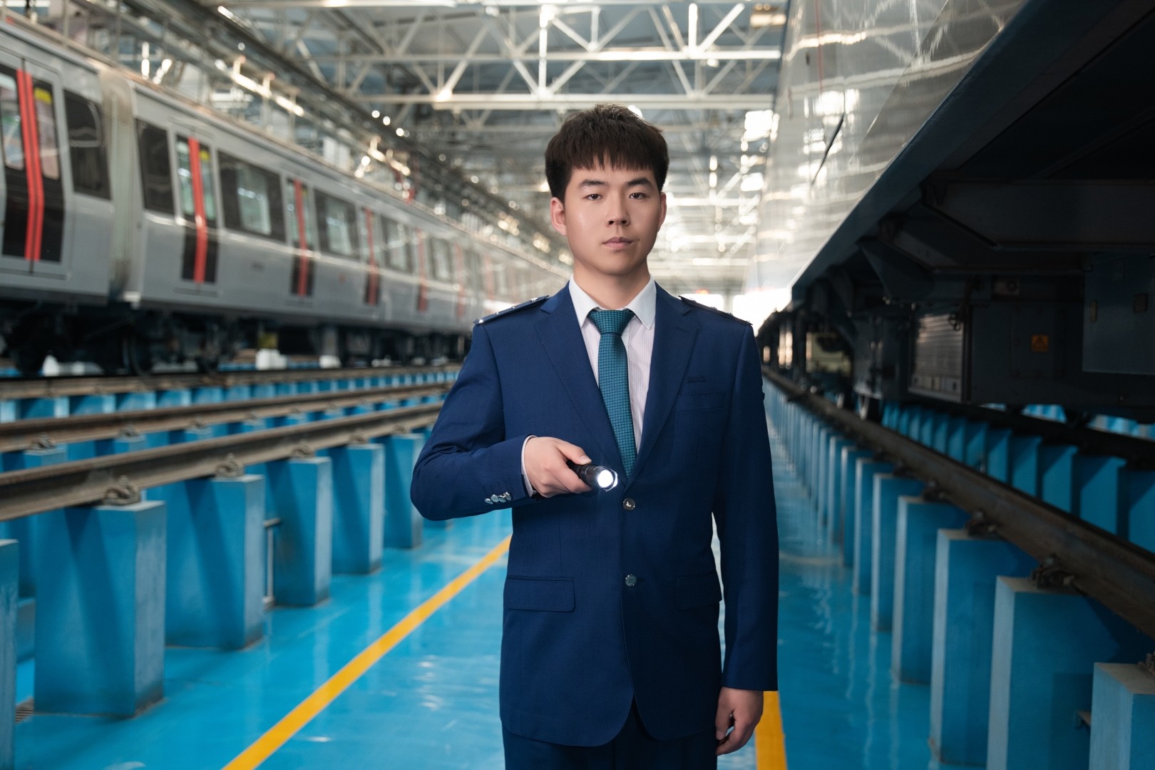 整备列车时检查列车走行部.jpg